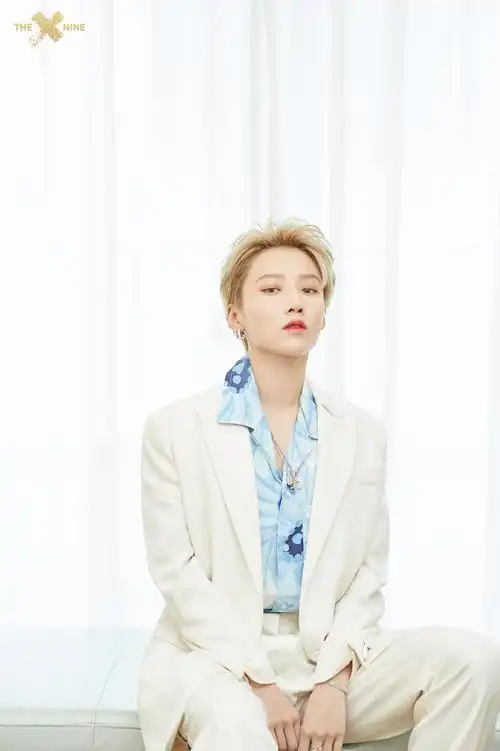 the9刘雨昕蓝白西服活力性感图片