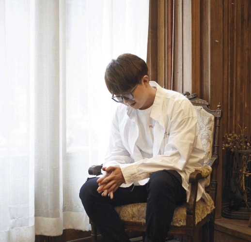 毛不易抽烟还纹身不道歉还硬扛网友带坏未成年