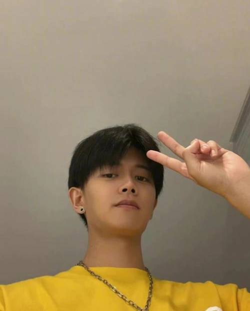 任嘉伦回家后心情大好,晒素颜九宫格照,戴耳钉被说娘