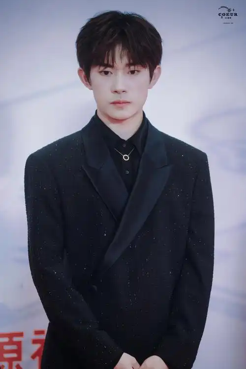 易烊千玺黑色外套高铁路透##易烊千玺官宣中国电影大数据盛典