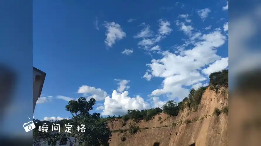 是早上9点多到下午5点多的天空,你看,云朵好漂亮,天也好蓝.