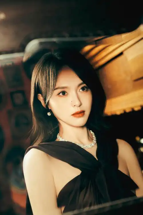 光影交织,风姿绰影@唐嫣#微博之夜#78