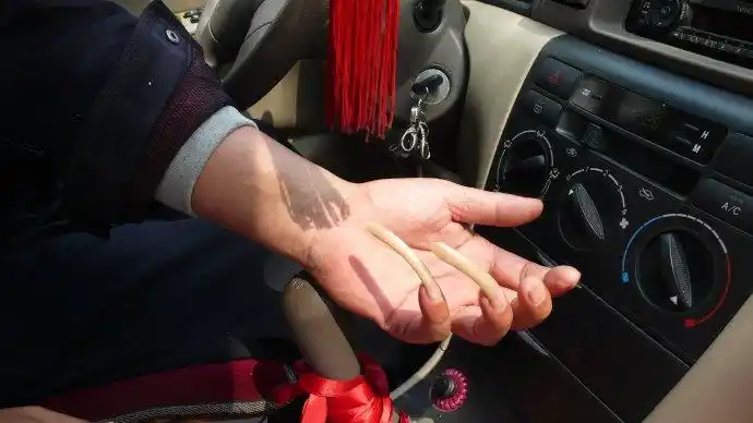 见到了一位留着超长指甲的男人组图