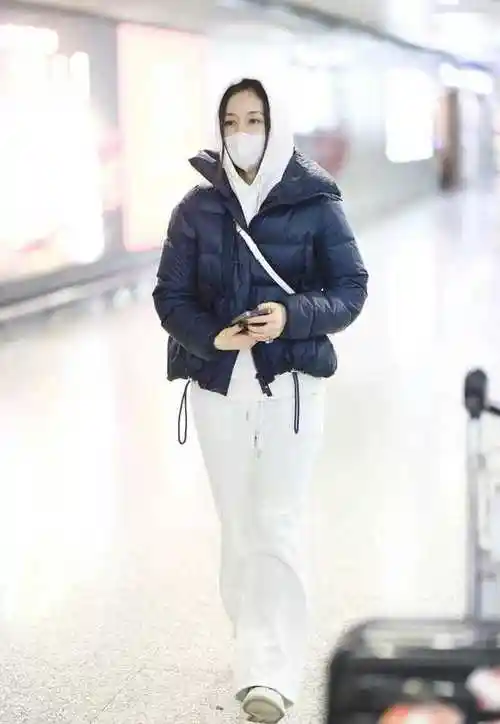 王子文不愧是穿搭高手穿羽绒服配阔腿裤显腿长又保暖