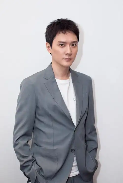 简介:冯绍峰儒雅帅气活动照图片,分享一组冯绍峰图片给大家,图中的