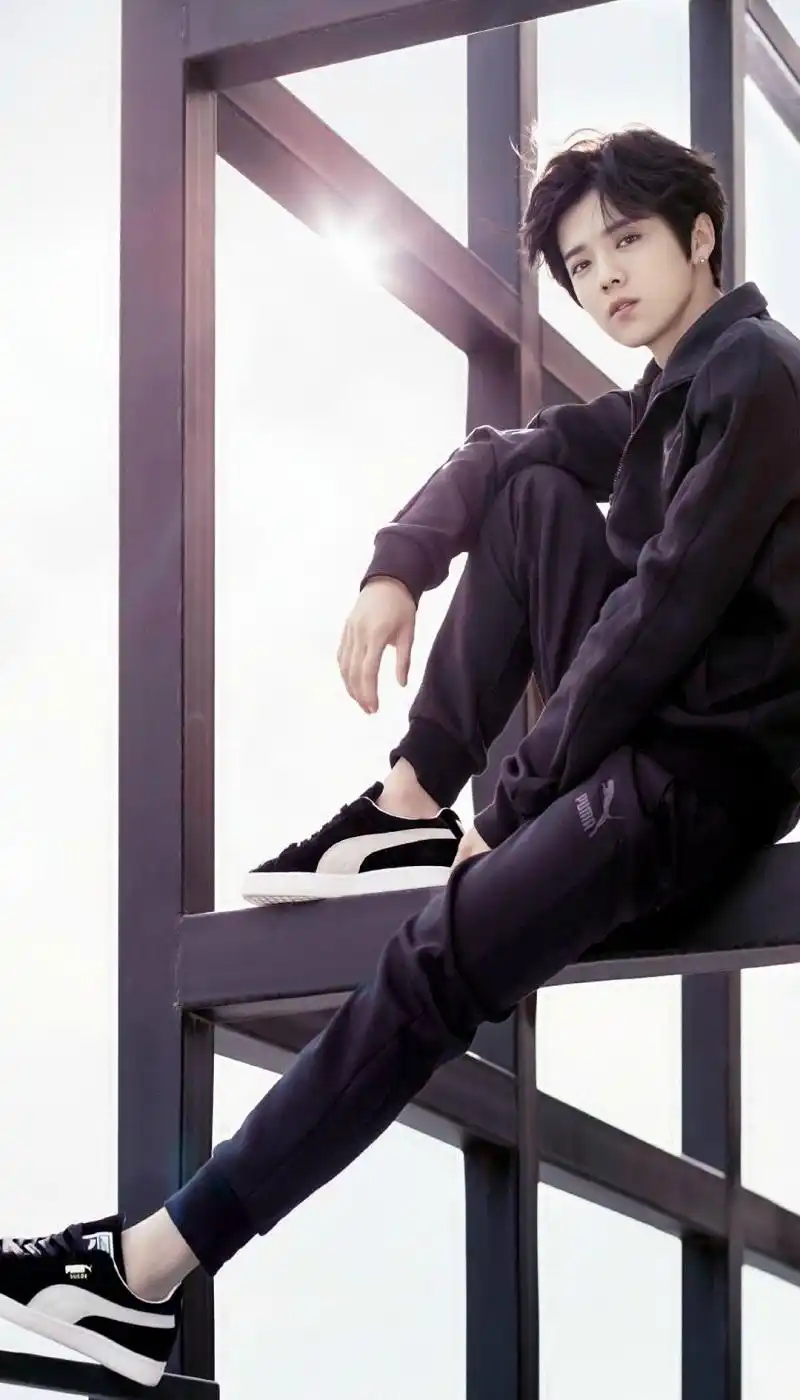 男明星最霸气的坐姿,杨洋光着脚丫子,鹿晗这坐姿小心摔下来!