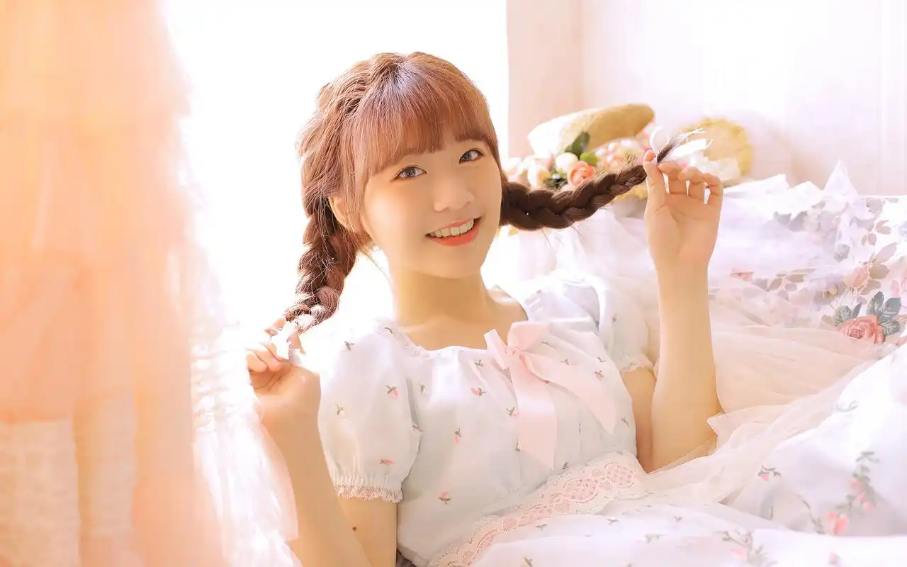 甜美笑容碎花裙小姐姐的桌面壁纸