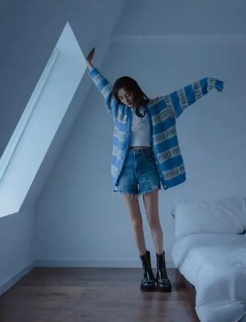 杨幂在路人镜头下也时尚,牛仔裤配飞袖上衣看展,挑染发色挺抢镜