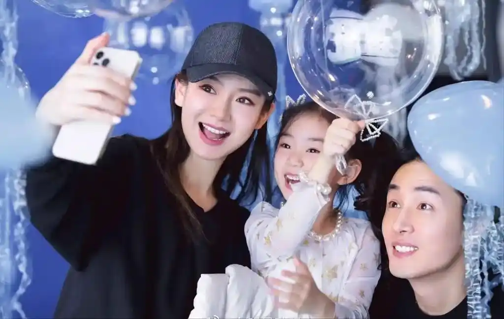 原创戚薇一家出游,李承铉热情她冷脸相对,6岁女儿剪齐刘海变化大