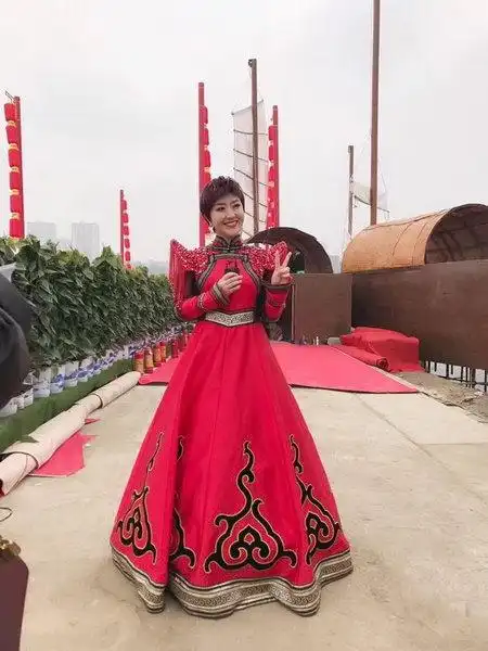 000近日,新派女中音,著名蒙古族女歌手格格参与录制了由中央电视台