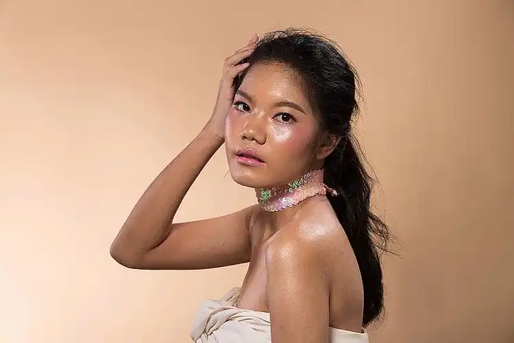 时尚亚洲女人棕褐色皮肤,黑色头发,眼睛