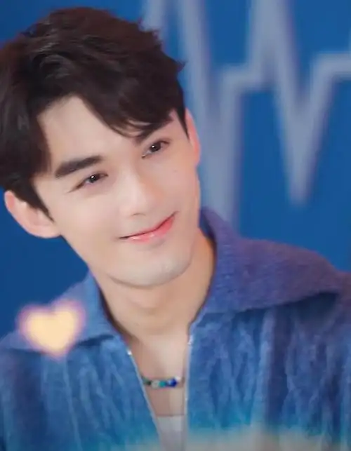 240128吴磊玩转泼水游戏和足球技巧展现活力魅力捕获万千粉丝心