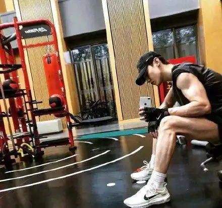 原创当红小生白敬亭肌肉照曝光自曝小号曾用名别叫他不举铁