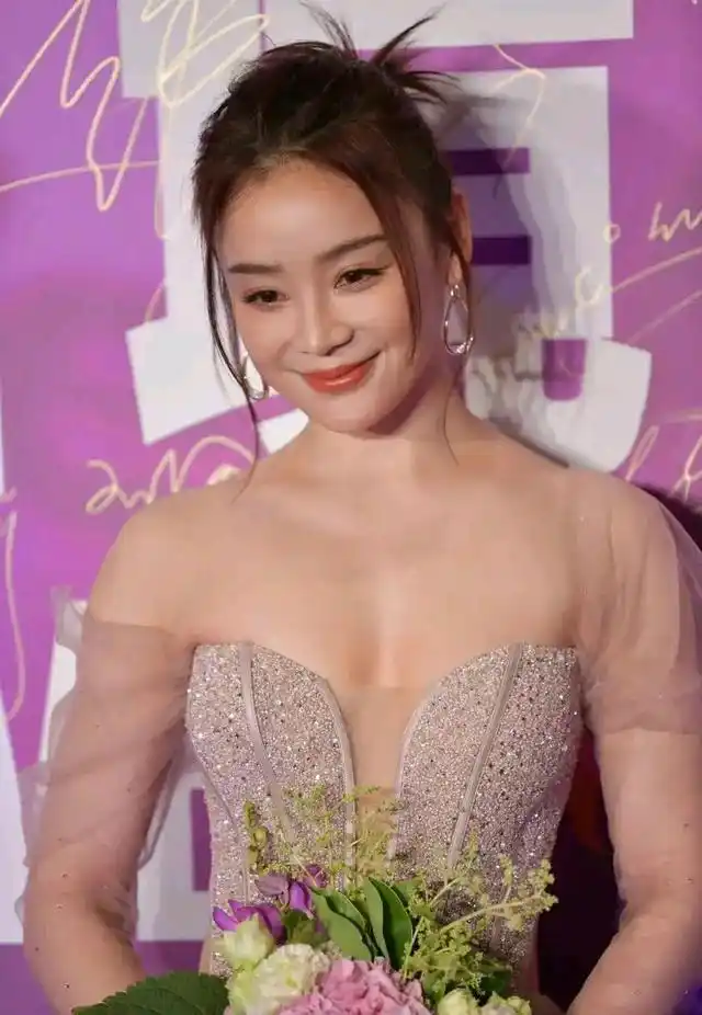 袁姗姗穿一袭低胸礼裙尽显饱满身材