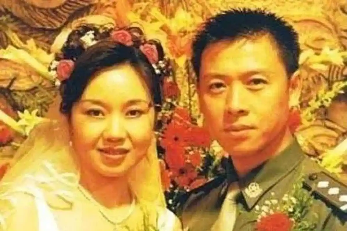 2004年,闫妮的丈夫邹伟突然提出离婚,他对闫妮说:"房子和车子都给你