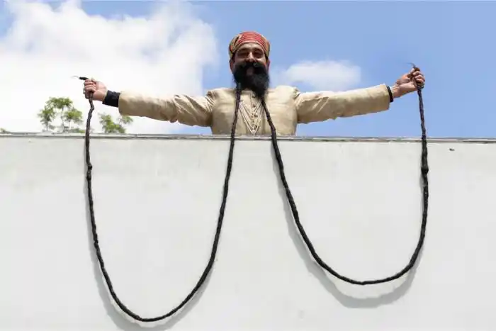 singh chauhan正在展示他大约18英尺长的胡子,这是世界上最长的胡子
