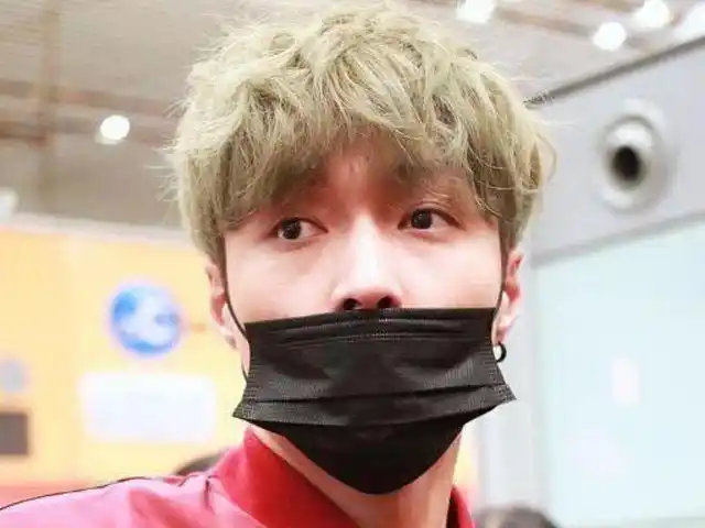 张艺兴现身机场,一头灰绿色的发型,女歌迷送花舔舌头成亮点!