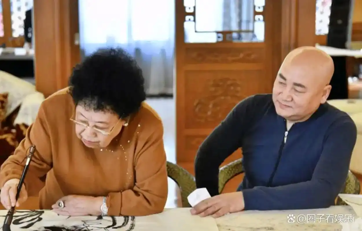 婚前,陈丽华给迟重瑞定下了三条规定.首先,她要求在她说话时, - 抖音