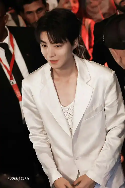 王俊凯粉丝吃这么好#王俊凯巴黎时装周路透自信从容,溢出屏幕的帅气!