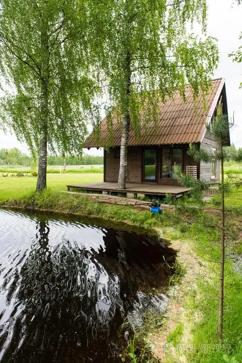 乡间别墅和池塘池塘和橡木树