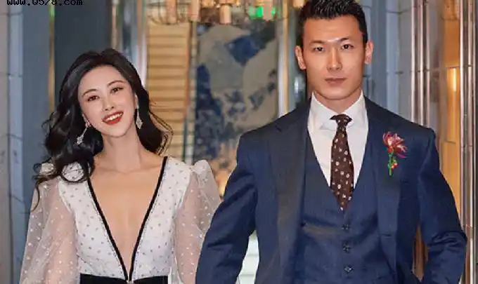 原创被指上位女的朱珠晒与老公兜风照夫妻俩撇下女儿过二人世界