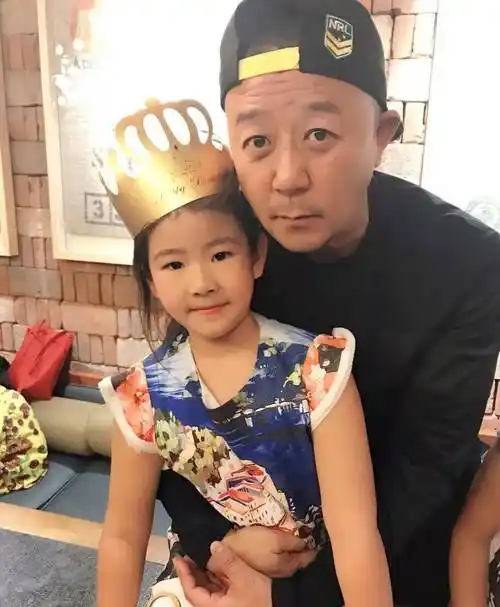 演员郭涛,去重庆拍戏时拍来一个老婆,结婚16年生两子