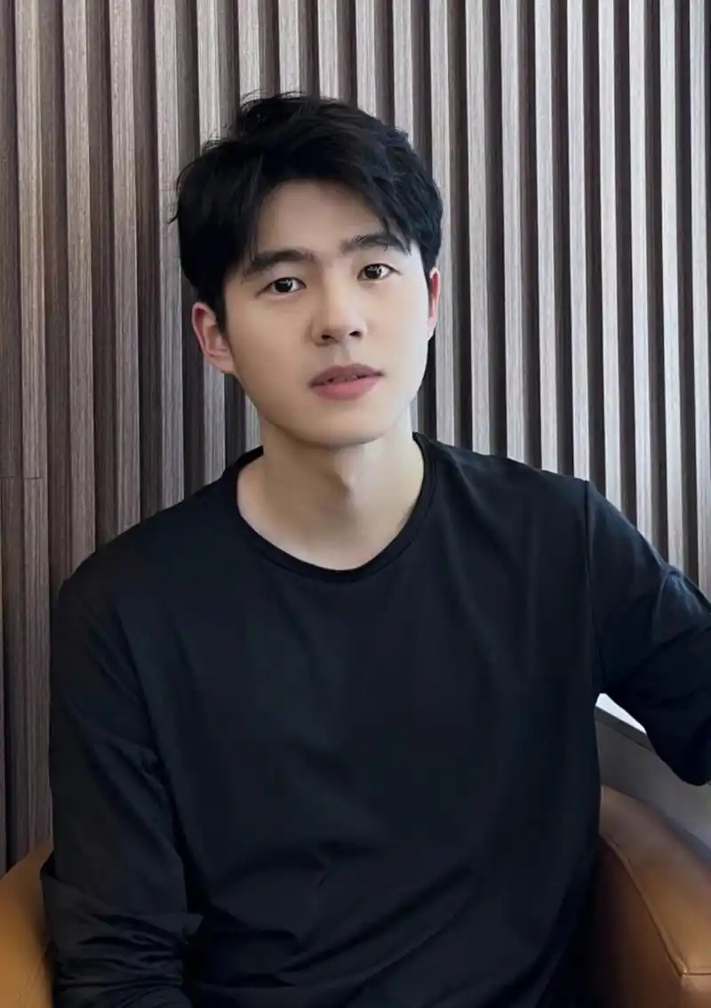 刘昊然晒生活照展示完美侧颜,鼻梁太立体了,一身黑衣坐在沙发上耍酷