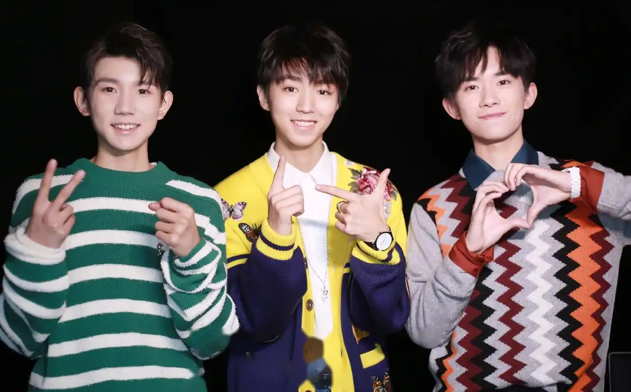 tfboys在一起的时候最甜啦~ 要一直这么开心的笑哦