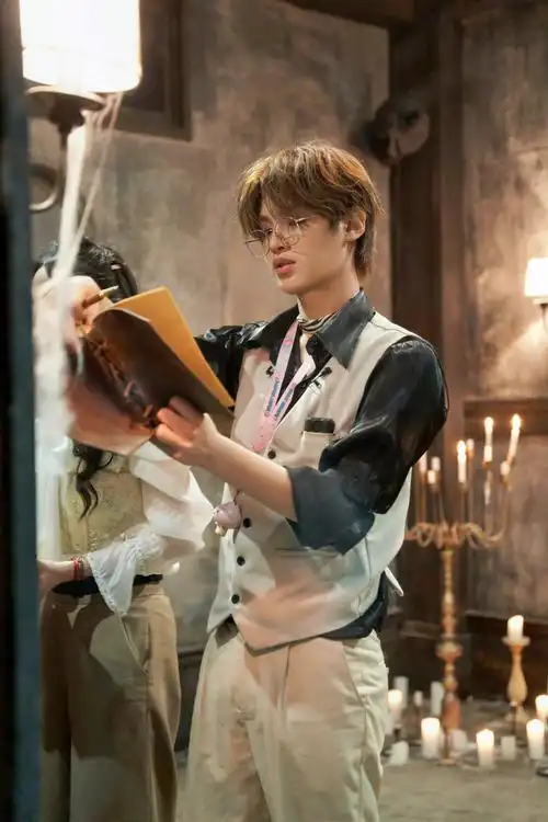 黄明昊密室大逃脱最新剧照英伦风小王子风格