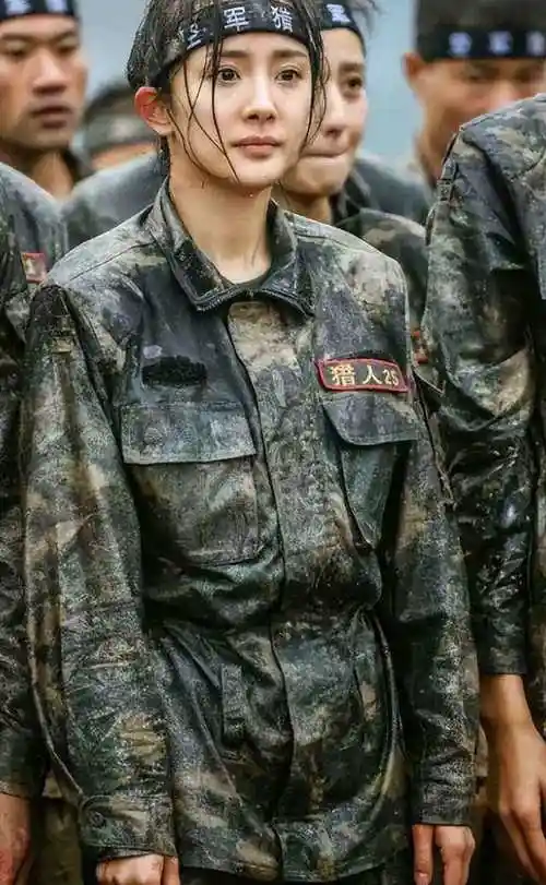 在镜头面前露素颜并不是榜首次,杨幂早年参与军训综艺节目时,便是纯