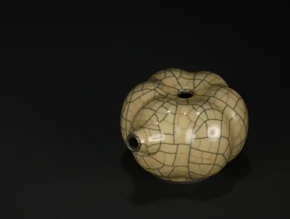 香港天宝宋代,哥窑黄釉金丝铁线纹南瓜型文房水滴