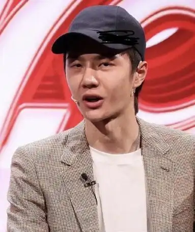 终于相信上镜胖十斤,看到路人镜头下的王一博,突然不想喊男神了