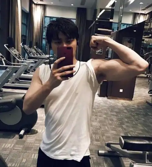 《号手就位》的夏拙演技爆表,晒一下李易峰减肥对比照,他爆肥模样好