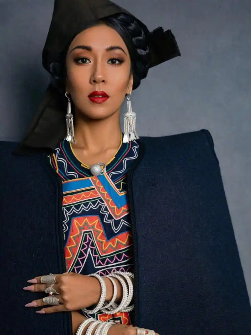 这组照片,吉克隽逸身穿彝族民族服饰,美得别具一格!