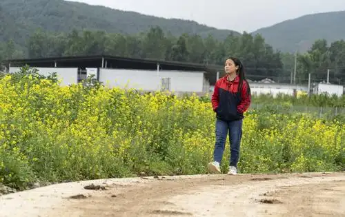 想要成为一缕阳光的彝族女孩