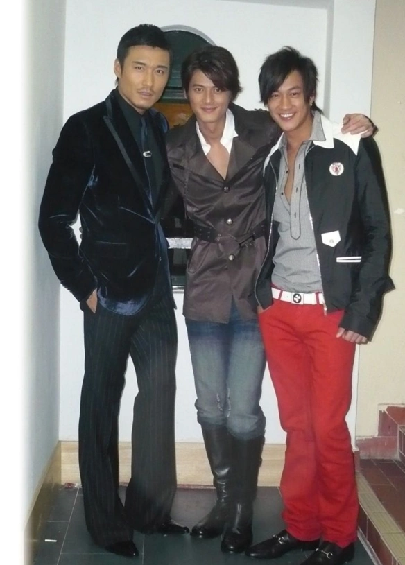 182cm的陆毅绝对算是高个子,和184cm的何润东比起来稍稍矮了一点点!