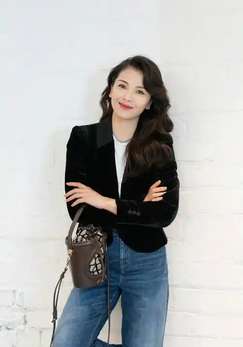 刘涛换了个新"大波浪"发型,一身黑色西装,太美了_白色_什么_违规