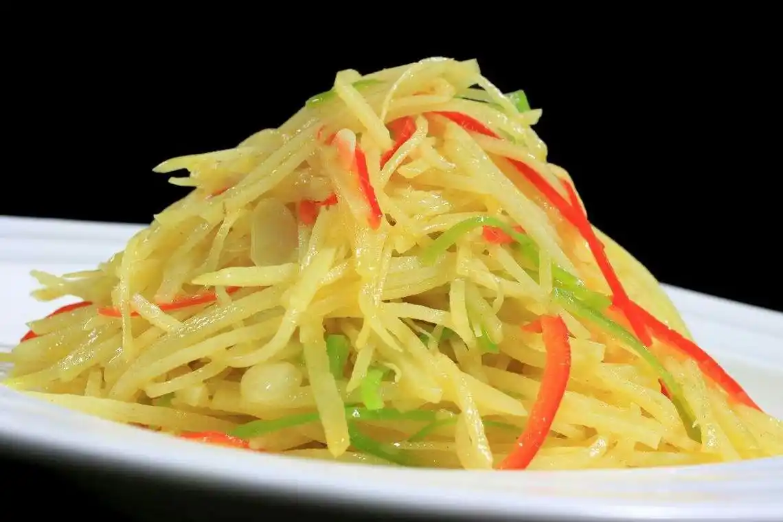 尖椒土豆丝:营养丰富,好吃不腻,是很多人的最爱