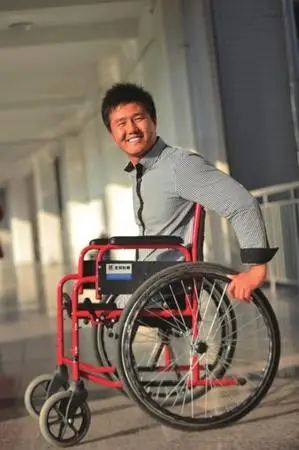 男生高位截肢坚强求学成绩优秀成迷途学生导师