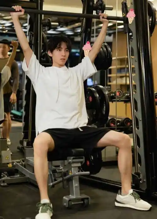 王俊凯的"健身照"被疯传,没了十级滤镜庇护,这侧颜确定存在?