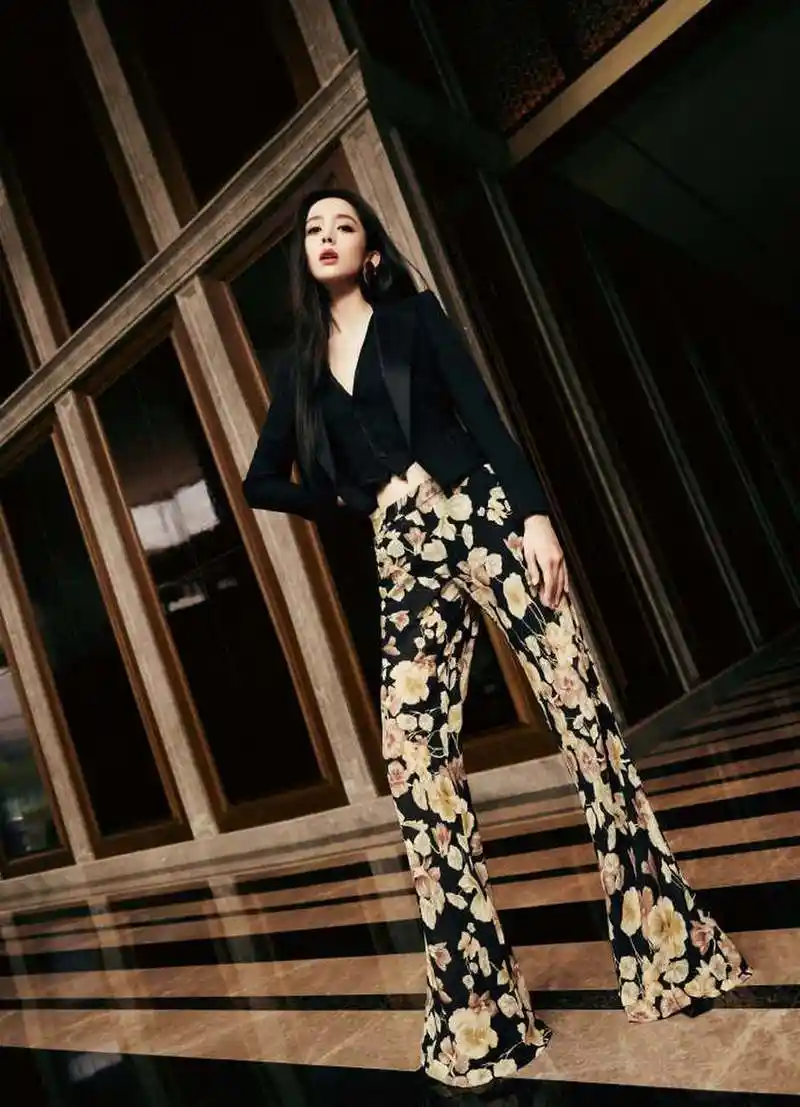 6月3日,娜扎工作室释出古力娜扎的写真大片,她穿着深v西装大秀身材