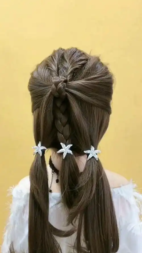 快开学了吧,我这里有一款适合穿校服扎的发型,教给大家