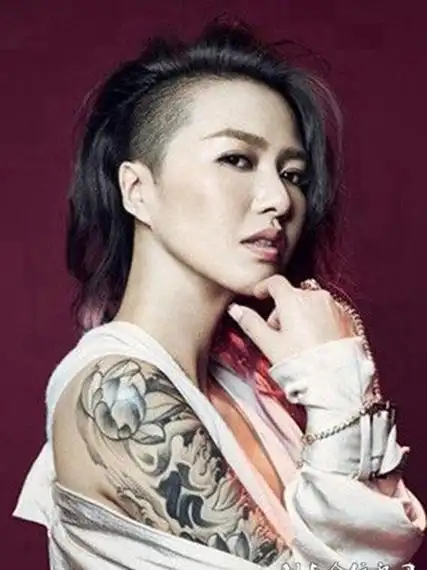 谭维维花臂莲花纹身图片