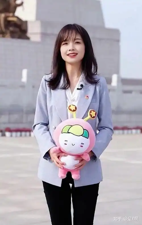 如何评价央视美女记者王冰冰的爆红