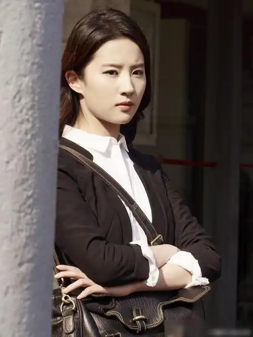 第三种爱情刘亦菲最美的现代装女性的柔美和刚毅尽显无疑