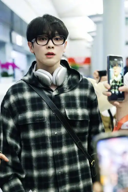 黑框眼镜77格子衫,好有活力好帅气的尤长靖满30-12的尤长靖带着披哥