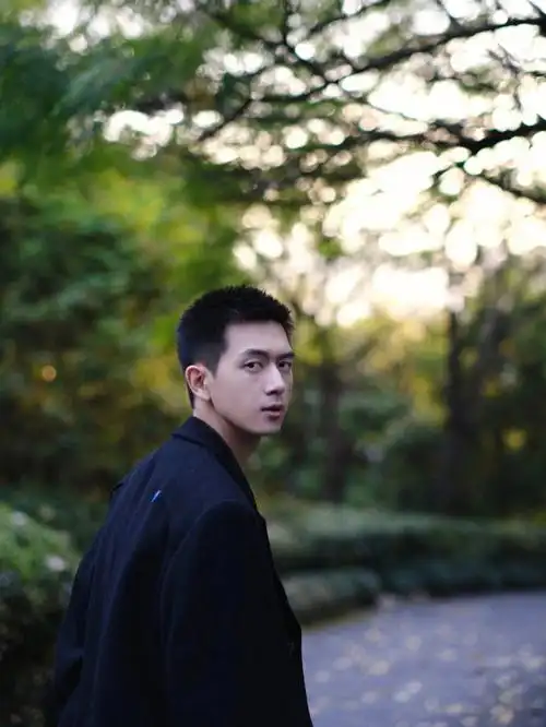 李现09趁着太阳好赶紧拍张照