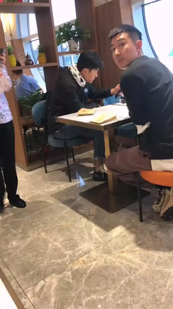 厦门偶遇林雨申,像是这样的坐姿,真不愧是霸道总裁啊!