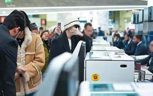 240122 王俊凯巴黎时装周行程落幕,帅气归国备受期待