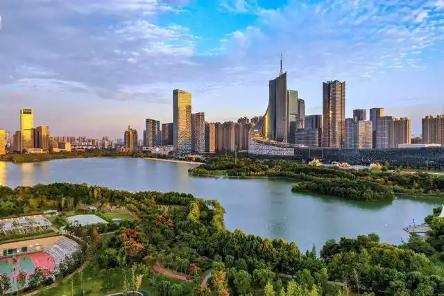 它是一个历史悠久的城市,有着悠久的文化和独特的风景名胜.